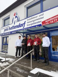 Sebastian Suhr, Lars Brunnenberg, Onno Graf, Luca Erdmann und Michel Schacht vor der Sektdusche