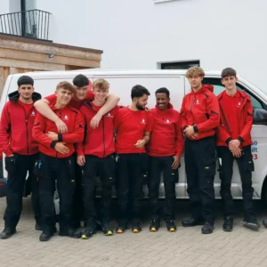 Das Team der Jens Hattendorf Heizung & Sanitär GmbH & Co. KG aus Norderstedt steht gemeinsam vor einem Firmenfahrzeug. Unsere engagierten Anlagenmechaniker/innen und Klempner arbeiten Hand in Hand, um zuverlässige Heizungs- und Sanitärlösungen in Hamburg und Umgebung anzubieten. Von Klempnerarbeiten über den Einbau und die Wartung von Buderus-Heizungsanlagen bis hin zu Rohrreinigung und Notdienst – unser Team sorgt mit Leidenschaft und Teamgeist für zufriedene Kunden.